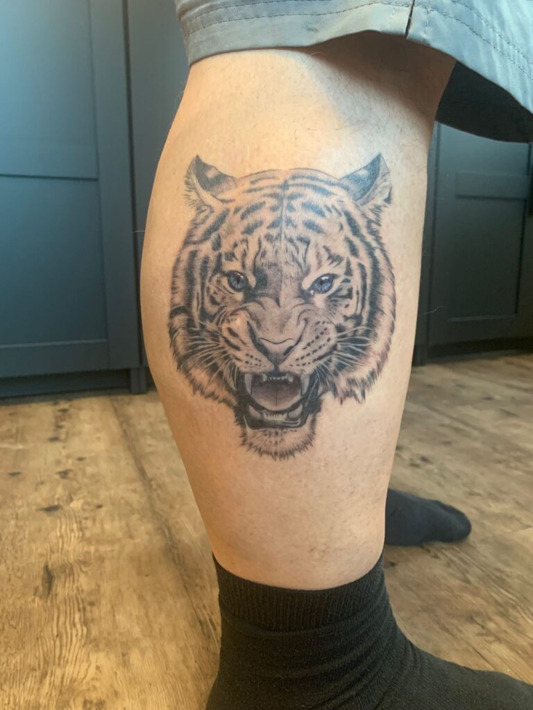 Tatouage réalisé par Laura Winiger